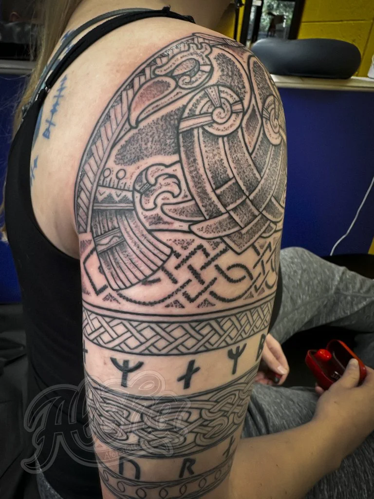 Tatuajes vikingos nórdicos femeninos | Arte nórdico, líneas, formas