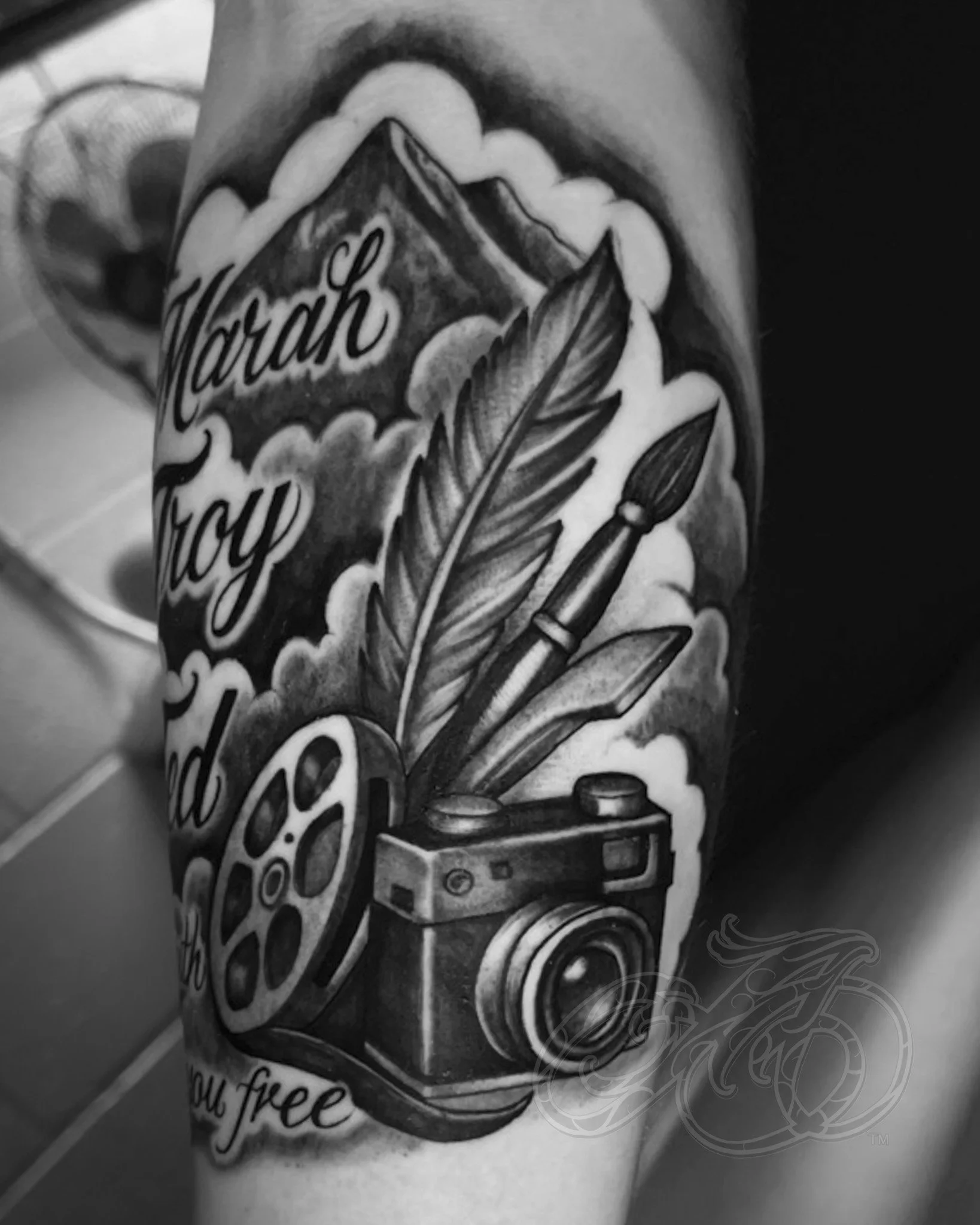 Tatuajes de realismo en negro y gris | Aloha Tattoos