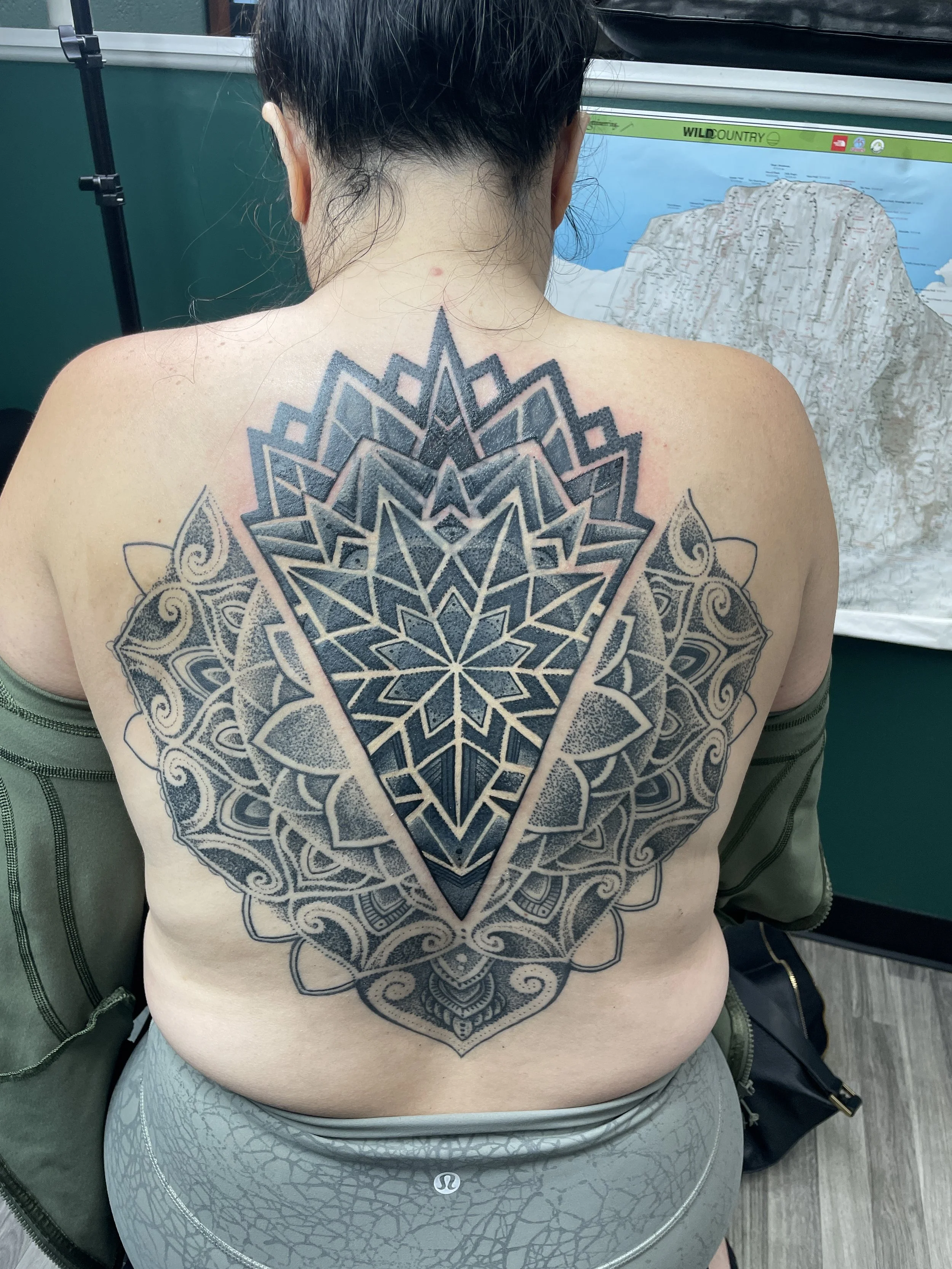 Eliminación de tatuajes frente a encubrimientos y retoques de tatuajes: Guía completa de costes, ventajas y opciones