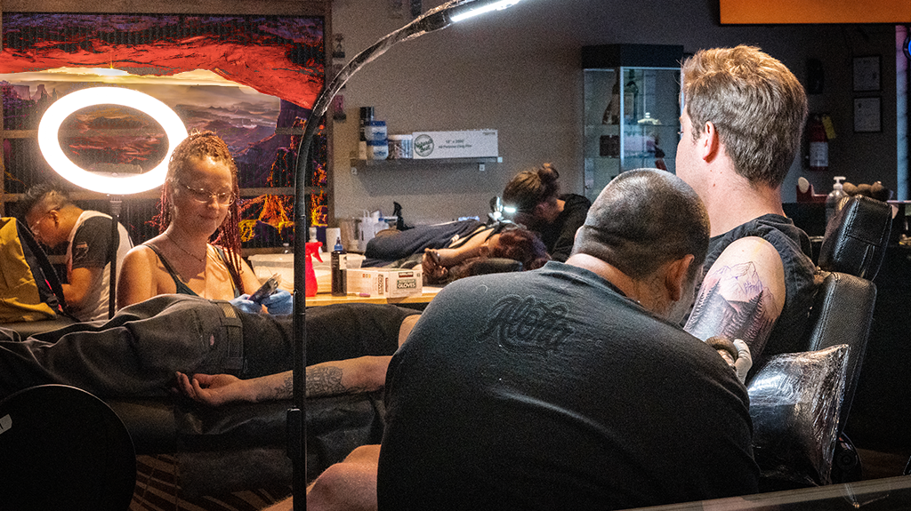 Cómo encontrar un buen tatuador | La guía completa